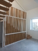 Boiserie che chiude una scalinata in legno all'interno di un'abitazione vista esterna e diagonale_1