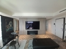 Boiserie di colore grigio con televisione a schermo piatto incastonata all'interno di un soggiorno moderno_1