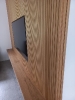 Boiserie in legno con inserito uno schermo televisivo vista lateralmente_1