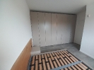 Camera da letto con vista frontale armadio a muro di colore grigio_1