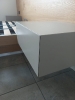 Camera da letto dettaglio struttura comodino con cassetto di colore grigio_1