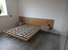 Camera da letto struttura letto contenitore con due comodini di colore grigio_1