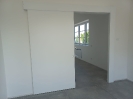 Porta scorrevole in legno di colore bianco aperta_1