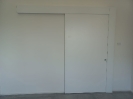 Porta scorrevole in legno di colore bianco chiusa_1