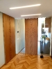 Porte in legno con un particolare motivo situate all'interno di un corridoio di un'abitazione_1