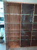 Scaffale in legno con ante in vetro, e, un'anta risulta essere aperta_1