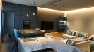 Panoramica soggiorno con cucina open space con mobili di colore blu_1
